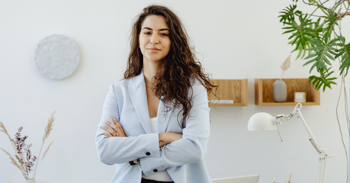 Atraktívna žena, ktorá symbolizuje sebavedomie, vnútornú hodnotu a rozdiel medzi skutočnou silou a emocionálnou nedostupnosťou.